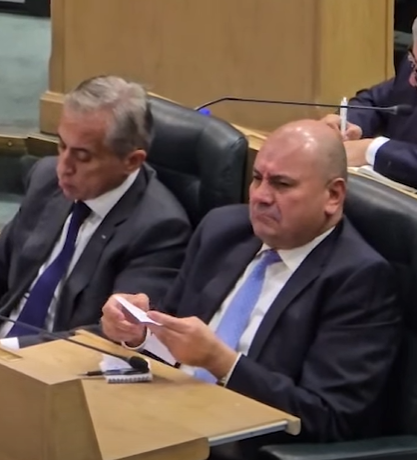بالفيديو ..  ورقة من النائب الكباريتي تثير استغراب الوزير العودات ويرفض برفع "حاجبيه"