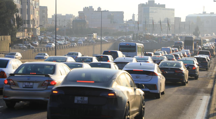 إدارة السير: تعطل ونش على شارع الاستقلال وحادث سير بعد جسر المخابرات