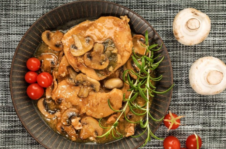 ستيك دجاج بصلصة الفطر