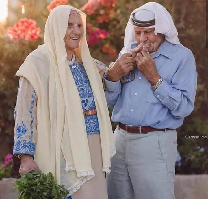 زوجان فلسطينيان يحتفلان بعيد زواجهما الـ 60  ..  صور