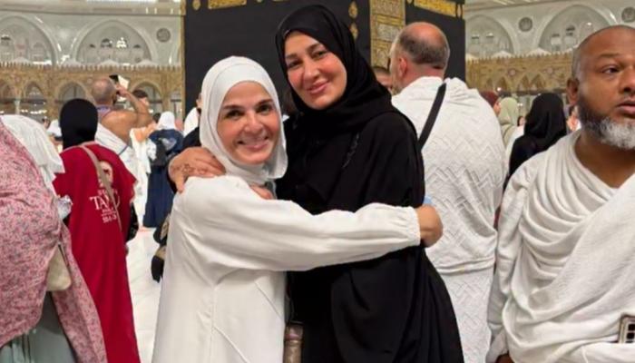 حلا شيحة تظهر مع منى عبدالغني أمام الكعبة المشرفة
