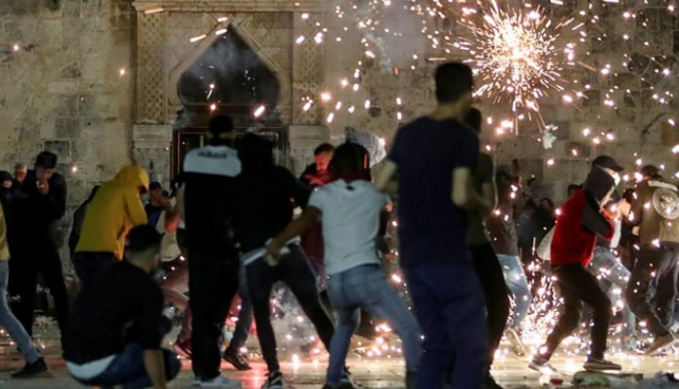 عبوات المياه والأحذية كانت ذخيرة المصلّين في القدس أمام قنابل وأعيرة مطاطية بيد الإحتلال 