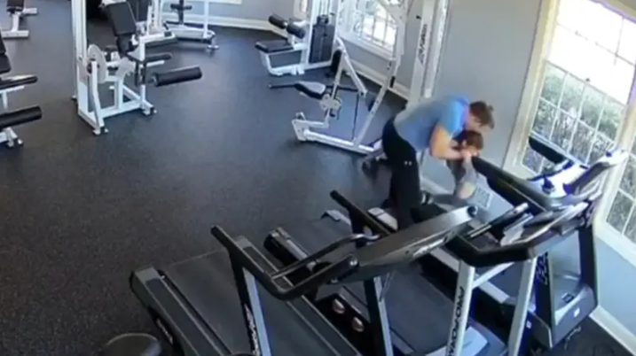 فيديو لأميركي يجبر ابنه على ممارسة الرياضة حتى لفظ أنفاسه