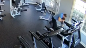 فيديو لأميركي يجبر ابنه على ممارسة الرياضة حتى لفظ أنفاسه