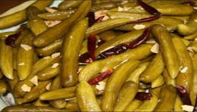 عمان .. ضبط 115 طناً  من المخللات الفاسدة واغلاق مصانعها