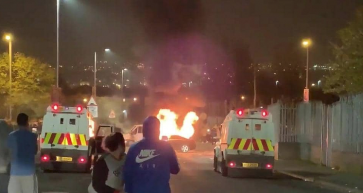 عمل إرهابي بأيرلندا الشمالية ..  قتيلة وقنابل وهجوم على الشرطة