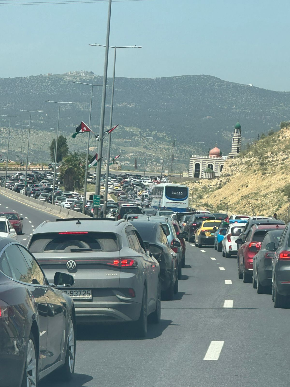 طريق جرش عجلون تزدحم بالمتنزهين  ..  صورة 