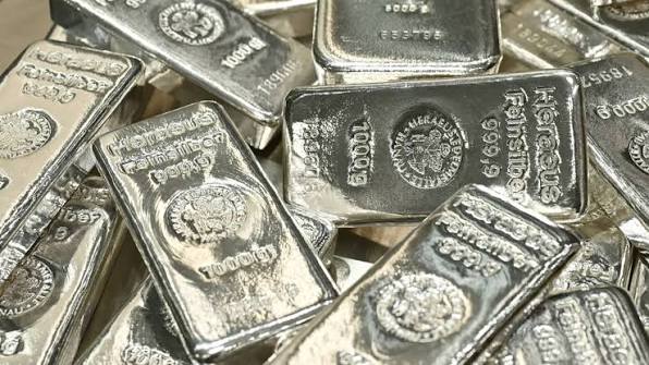 انخفاض أسعار الفضة الفورية بنسبة 2.29% لتستقر عند 57.65 دولارا للأونصة