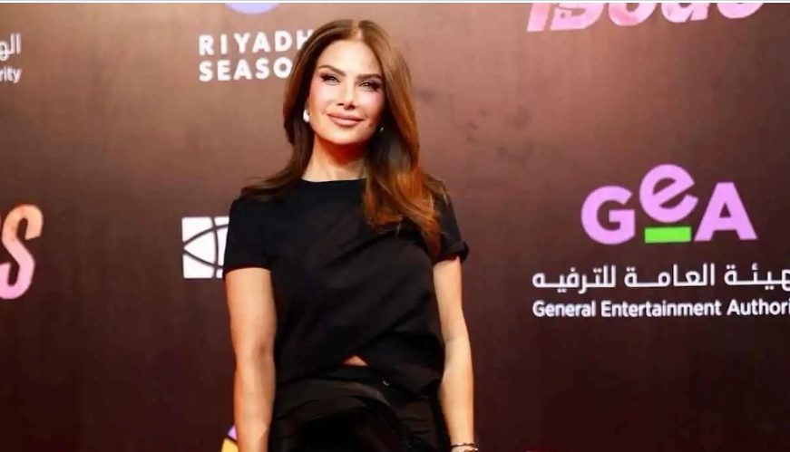 "المشي على الجدران" ..  صبا مبارك تثير جدلًا حول طفولتها