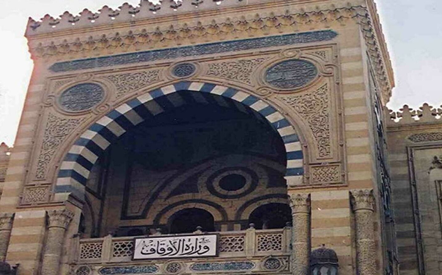 كشف تفاصيل فيديو طرد المصلين من أشهر المساجد خلال صلاة الجمعة بمصر
