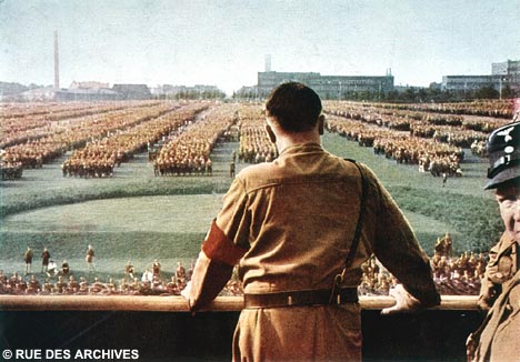 "في حب هتلر" ..  صور ملونة "نادرة" للزعيم النازي بين الحشود