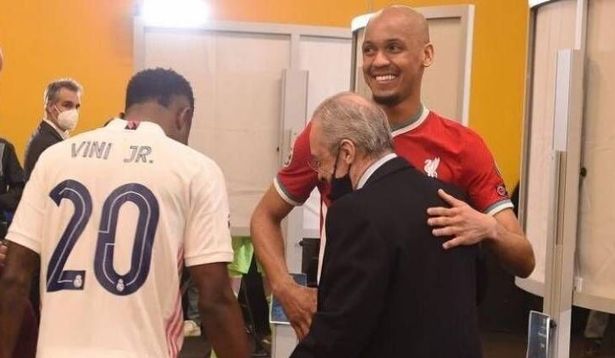 فابينيو لا يبالي بهزيمة ليفربول ويتبادل المزاح مع بيريز