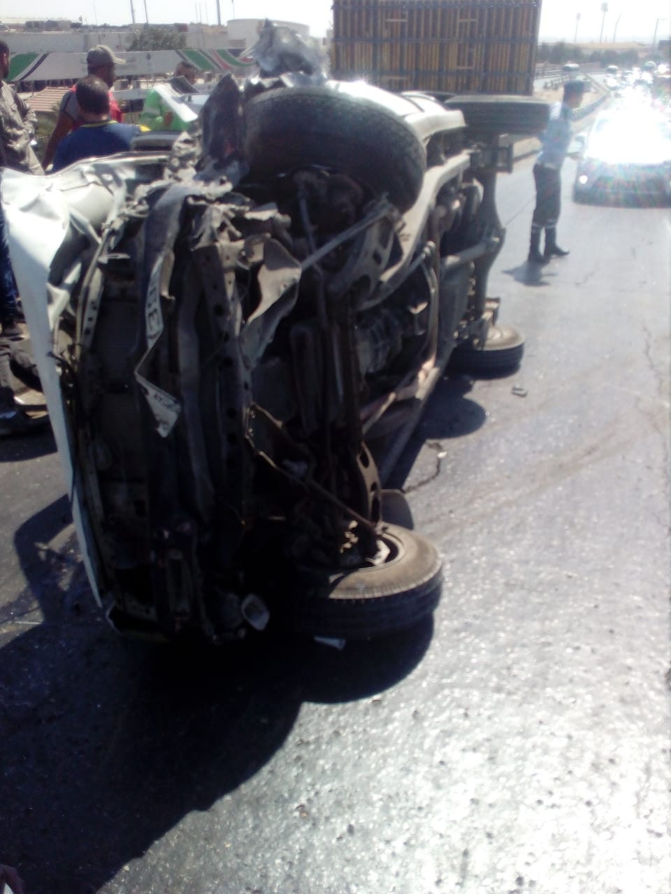 بالصور  .. انقلاب سيارة على جسر دوار المدينة الرياضية