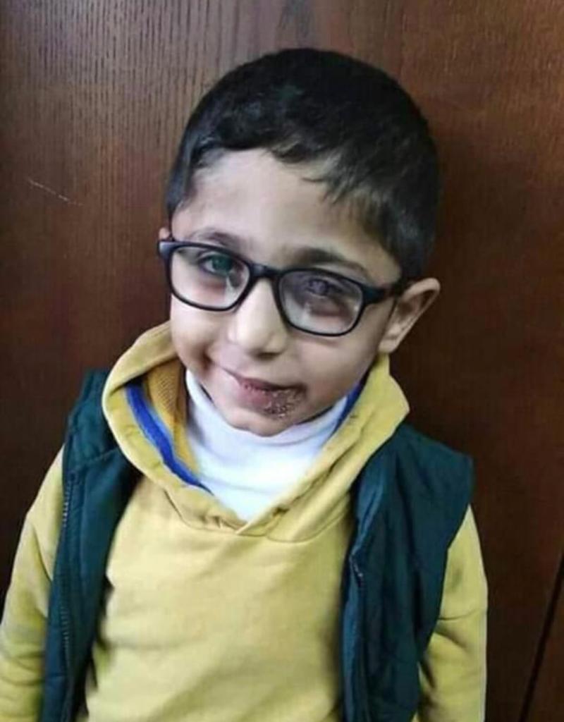 الطفل أيهم الشريدة يعاني من الروماتيزم الشديد ..  ويناشد الملك لعلاجه في الخارج
