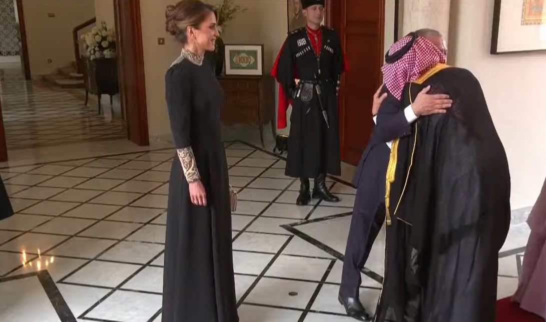 الملك والملكة يستقبلان الضيوف في قصر زهران لعقد قران ولي العهد 