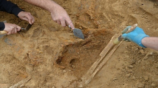 اكتشاف قبر عمره 4 آلاف عام "لم يمسّه أحد" قد يحمل أدلة عن طقوس الدفن ما قبل التاريخ ..  صور 