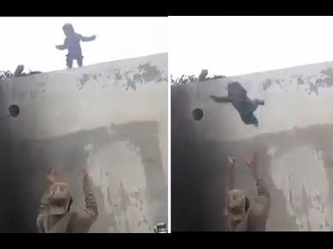 بالفيديو ..  أب يشجع طفله على القفز من أعلى بناية
