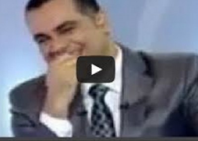 بالفيديو  ..  مذيع الجزيرة في نوبة ضحك بعد إعلان التليفزيون المصري القبض على إخواني