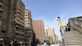أب يقفز من الطابق العاشر محتضنا ابنه هربا من "حريق"