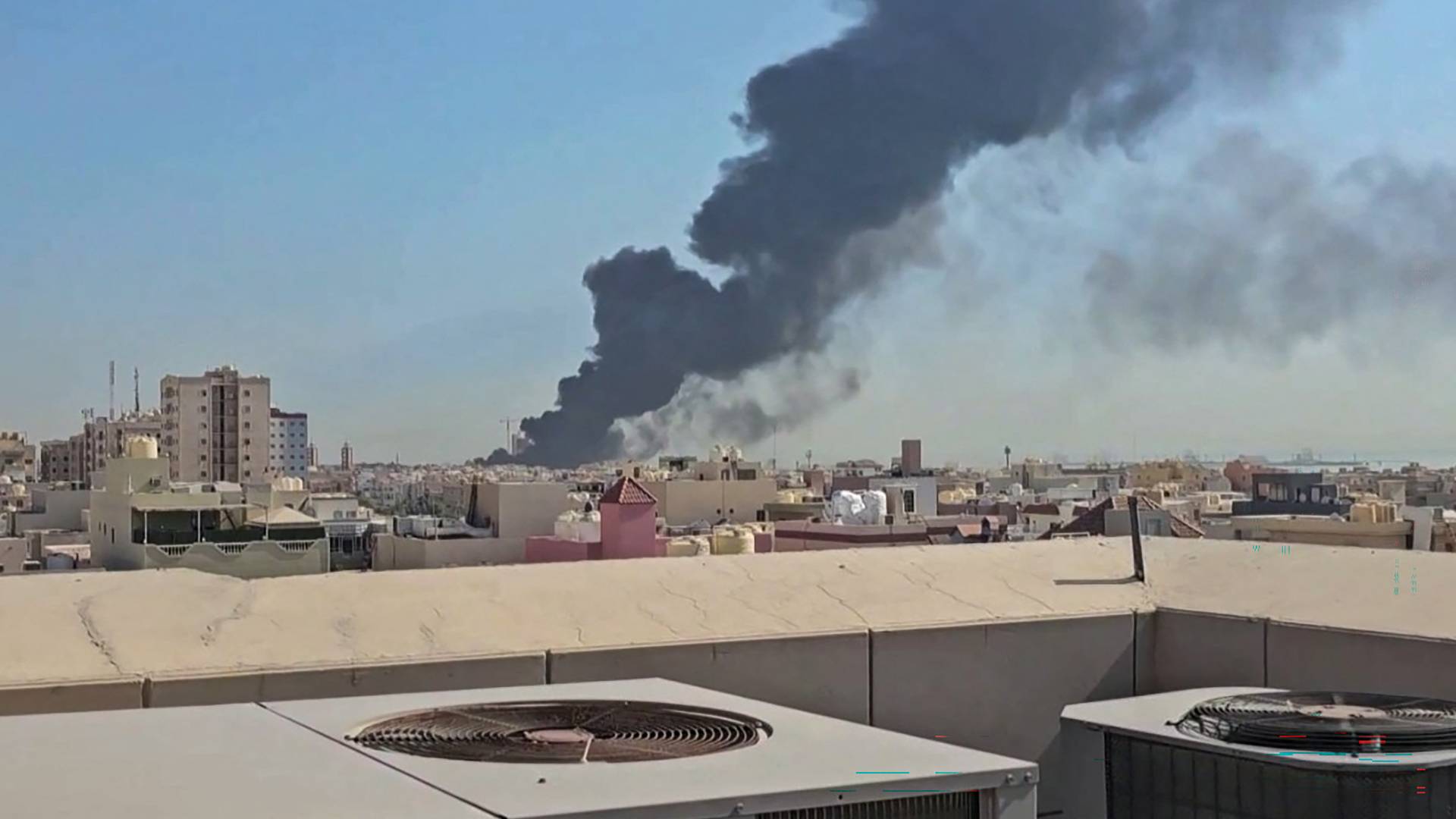  الإطفاء العام بالكويت: فرقنا تعاملت مع 3 حرائق متفرقة اندلعت نتيجة سقوط شظايا في مناطق سكنية