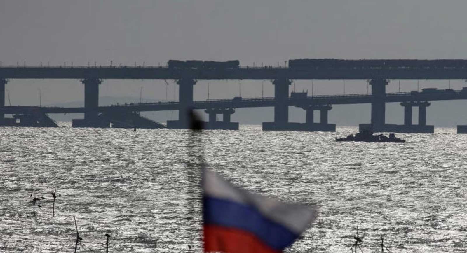 أوكرانيا تقصف الجسر المؤدي إلى القرم