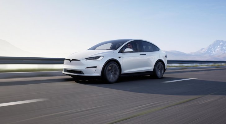 سيارة تفقد السيطرة وتدهس المارة والشركة تحقق