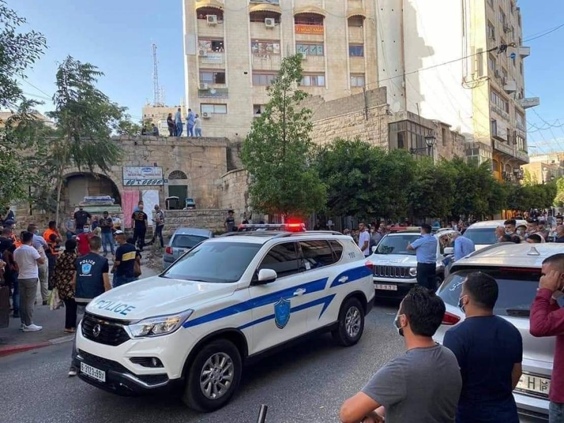بالصور  ..  العثور على جثة فوق سطح محل تجاري وسط رام الله