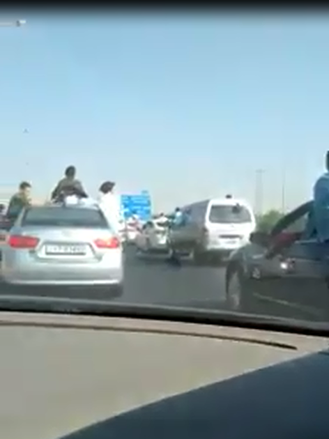 بالفيديو  ..  موكب زفاف يغلق طريق المطار ويمنع سيارة اسعاف من المرور