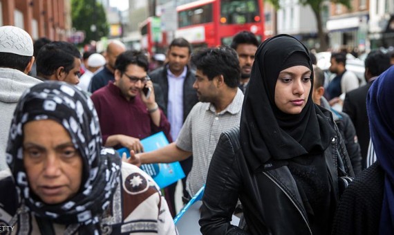  متعاطف يتصدى لمتطرف ..  قصة الاعتداء على مسلمة بريطانية بسبب باريس