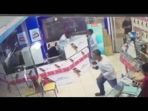 الكاميرات تفضح شابا غافل بائعًا وهرب بجوال .. فيديو