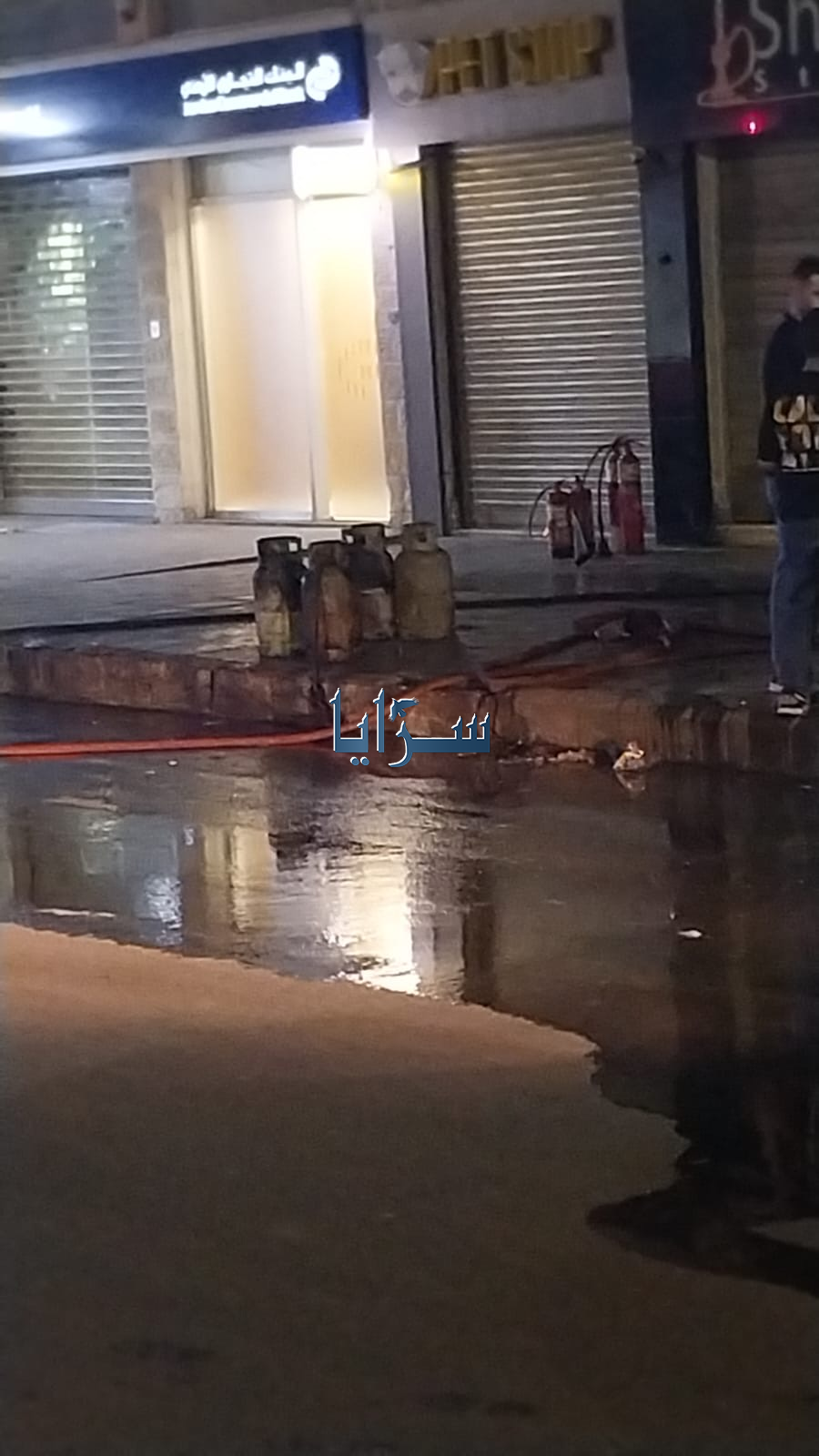 برابيش مهترأة تتسبب بتسرب 5 عبوات غاز باحدى المطاعم ..  فيديو وصور