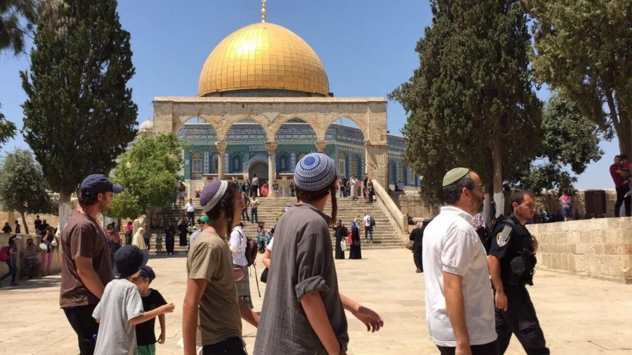 متطرفون يهود يقتحمون المسجد الأقصى