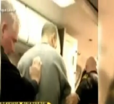 بالفيديو ..  مختل يحاول فتح باب طائرة على ارتفاع 1000 متر