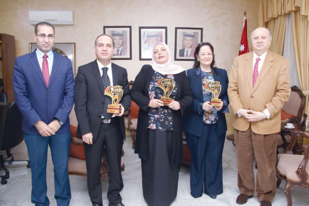 وزير الثقافة يكرم الفائزين في جوائز عربية لعام 2017
