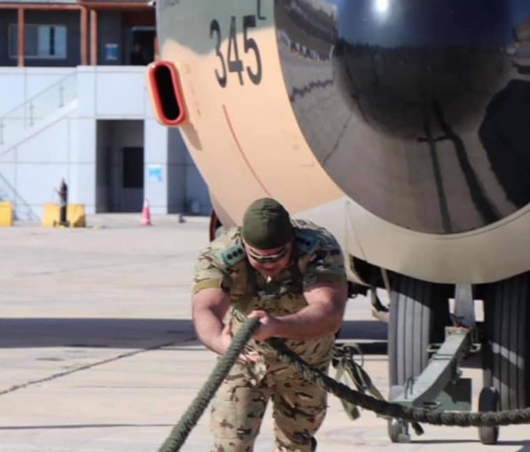 بالفيديو ..  شاهد ضابط في القوات الخاصة الأردنية يسحب طائرة "هيركوليز" وزنها 34 ألف كيلوجرام