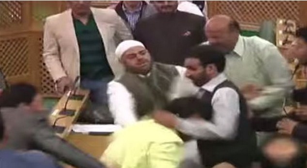 بالفيديو  ..  الاعتداء على نائب مسلم في البرلمان الهندي من قبل الهندوس بسبب  "ذبح البقر"