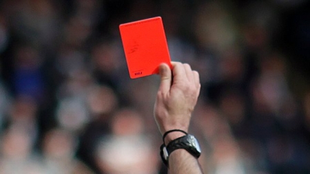 بالفيديو  ..  أشهر حكم مباراة في كرة القدم يطلق البطاقة الحمراء في وجه الحكم المساعد