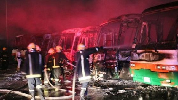 بالصور ..  حريق بحافلات قرب اسكان مجموعة بن لادن