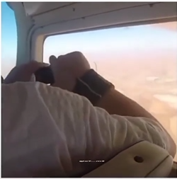 اراد التقاط صورة من شباك الطائرة فحدث ما لم يكن بالحسبان