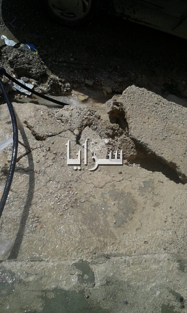 بالصور  ..  الرصيفة : تصدع منزل بسبب خط مياه مكسور  و  سلطة المياه لا تستجيب