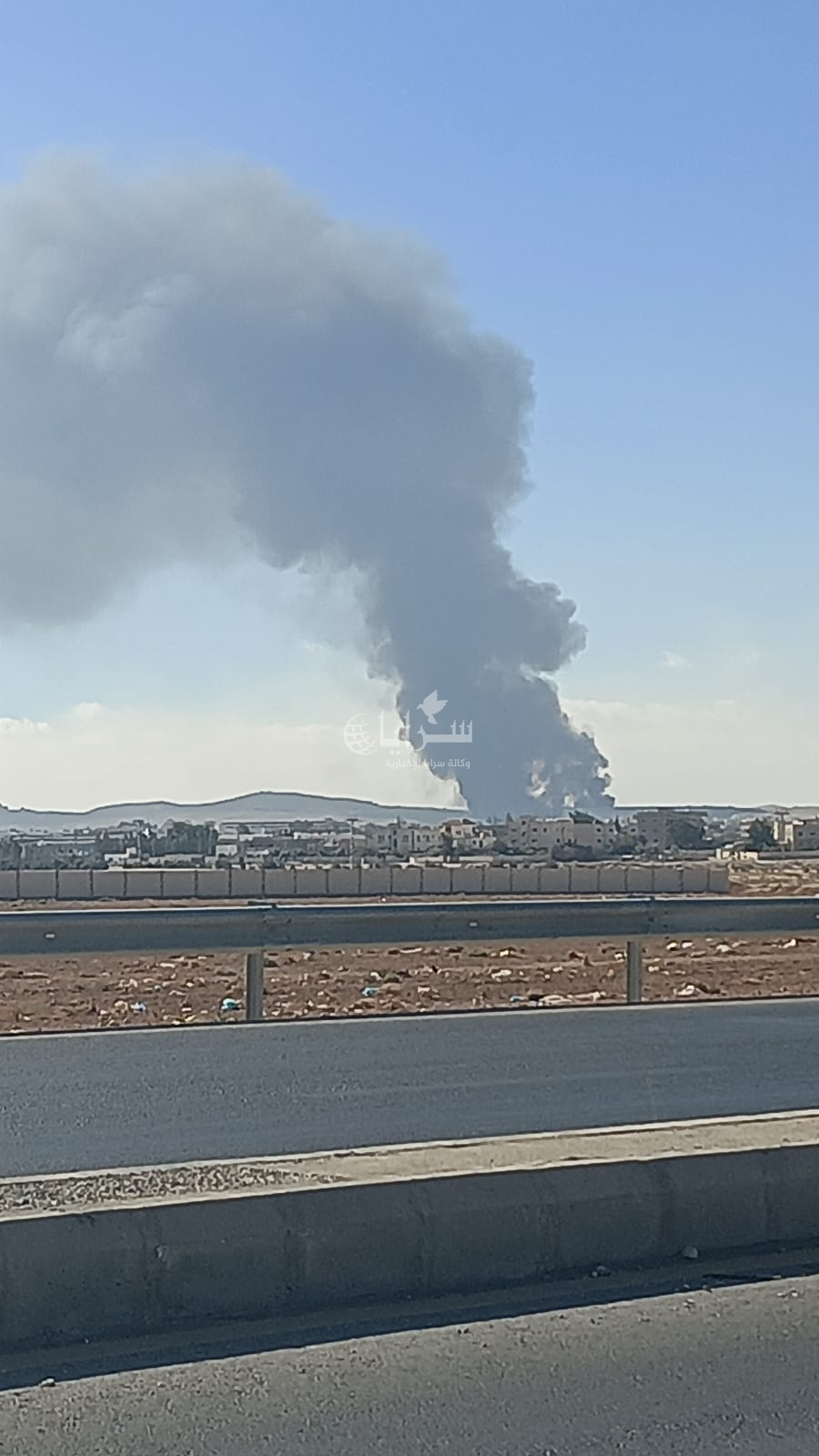 بالفيديو ..  حريق ضخم يندلع شرق الزرقاء والدفاع المدني يهرع إلى المكان 