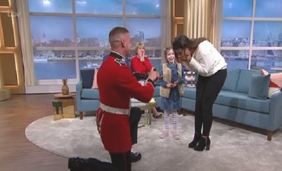 بالفيديو : جندي بريطاني يقتحم إستوديو برنامج ويتقدم لحبيبته عبر الهواء مباشرة