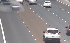 بالفيديو ..  حوادث خطيرة بسبب الانشغال بغير الطريق في أبوظبي 