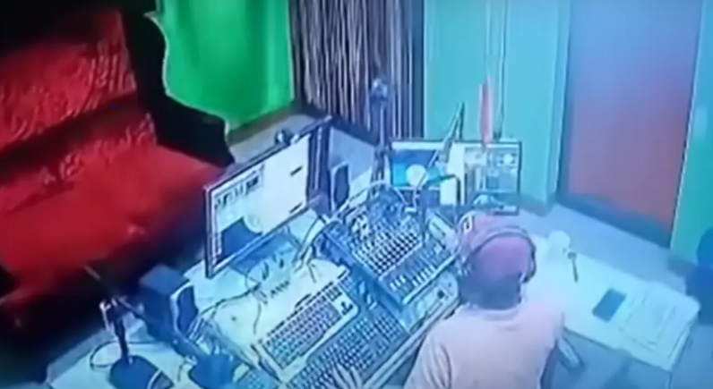 شاهد جريمة "على الهواء مباشرة" ..  رجل يردي صحافياً قتيلاً