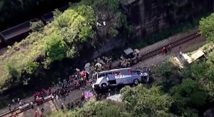 بالفيديو ..  مقتل 16 شخصاً اثر سقوط حافلة عن جسر ارتفاعه اكثر من 20 متراً بعد تعطل مكابحها