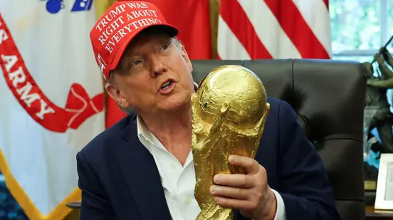 ترامب “ينصّب نفسه ملكًا” ويرمي القاذورات من طائرته ..  وقرار يهدد فرحة 36 دولة بكأس العالم