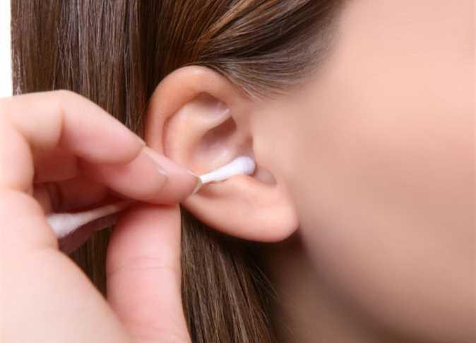 مخاطر استخدام المسحات القطنية لتنظيف الأذن