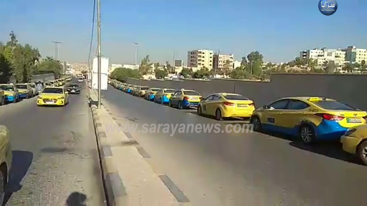بالصور  ..  ساثقو الاصفر يفترشون الأرصفة  ..  وغياب تام للمسؤولين في الزرقاء