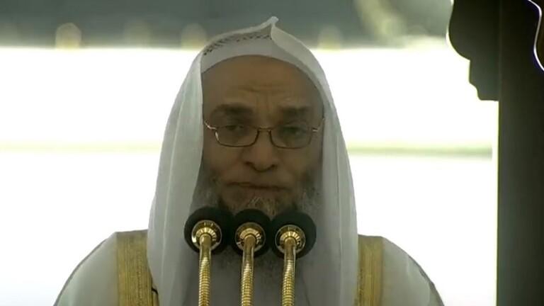 خطيب الحرم المكي يحذر من مشاهير التواصل الاجتماعي  ..  فيديو
