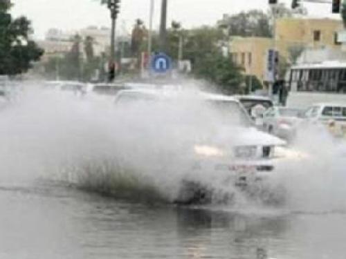 انخفاض الحرارة وزخات متفرقة من المطر